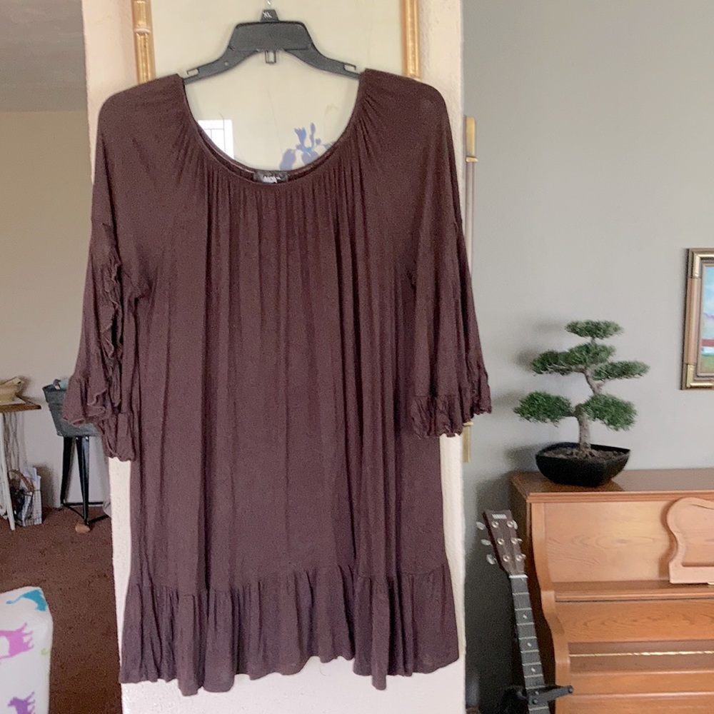 Flutter sleeve. Can be off shoulder
